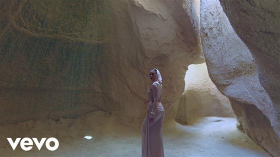 Aleyna Kalaycıoğlu Issız Duvarlar